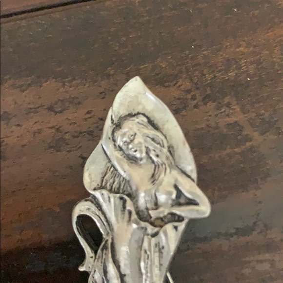 Fairy in a Lily Brooch - Picture 3 of 3